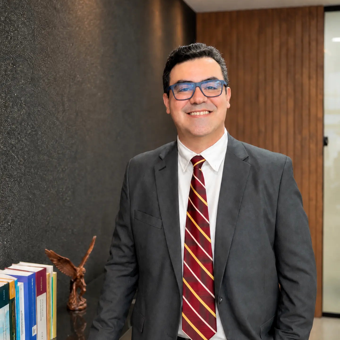 Dr. Fabio Torres, advogado previdenciário, em seu escritório