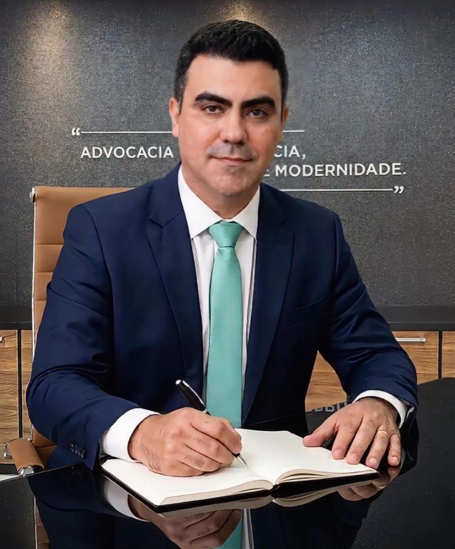 Dr. Fabio Torres, advogado previdenciário, sentado à mesa do escritório Fabio Torres Advocacia